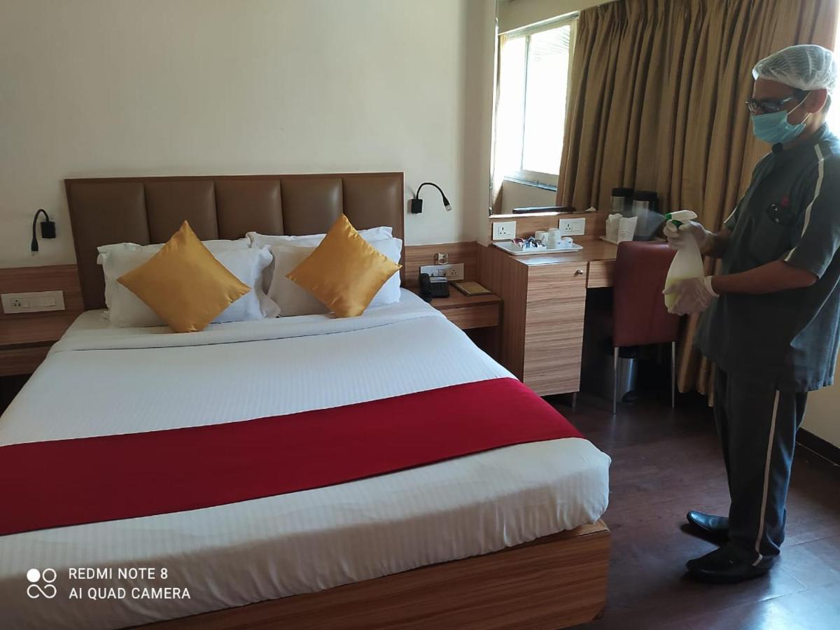 Hotel Plaza Mumbai Exterior photo