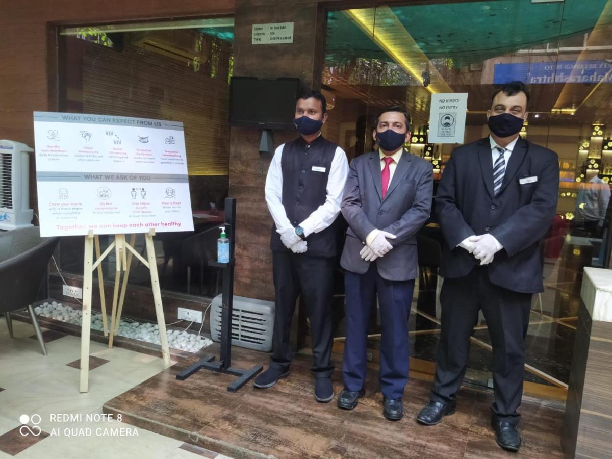 Hotel Plaza Mumbai Exterior photo