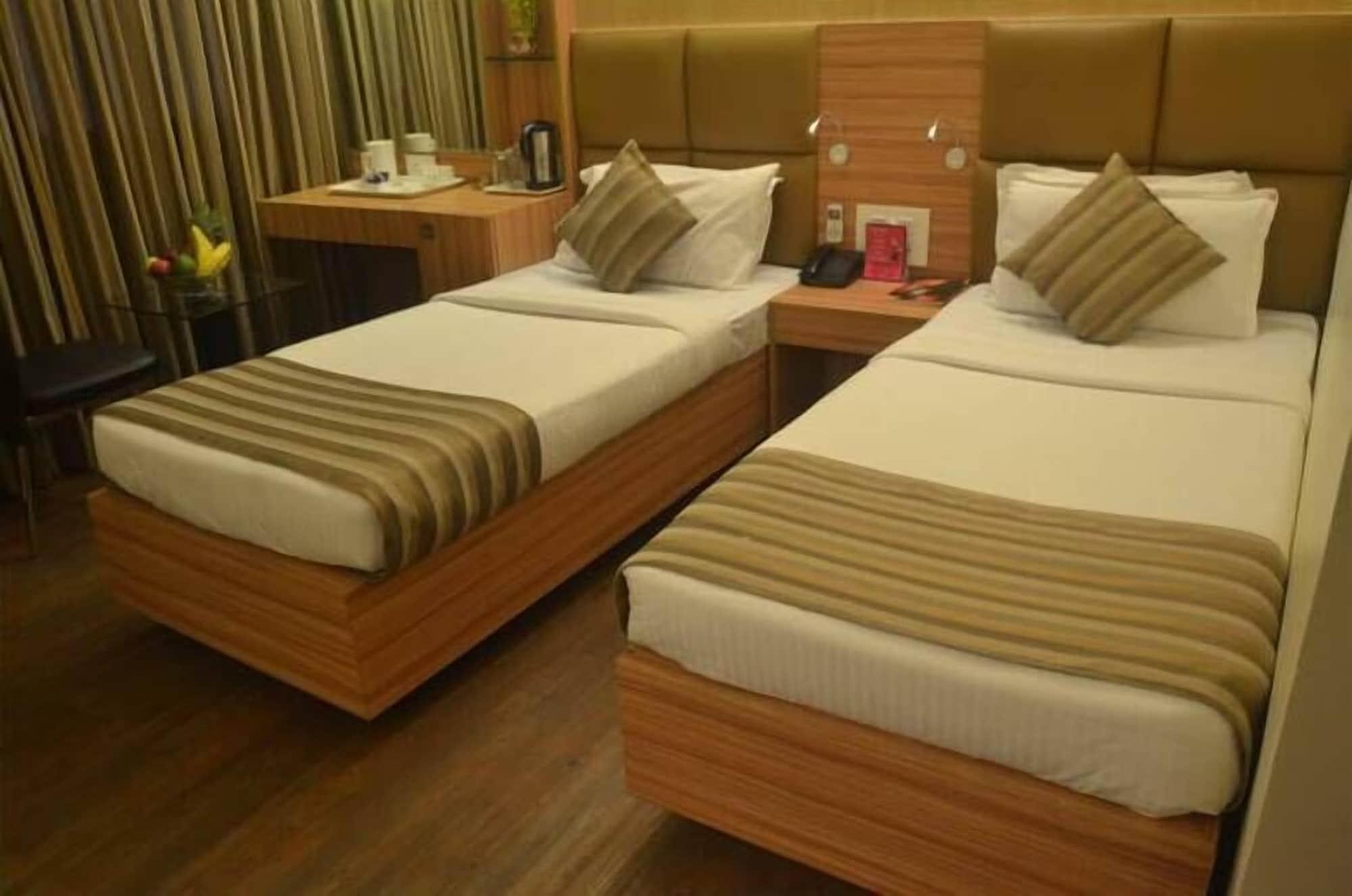 Hotel Plaza Mumbai Exterior photo