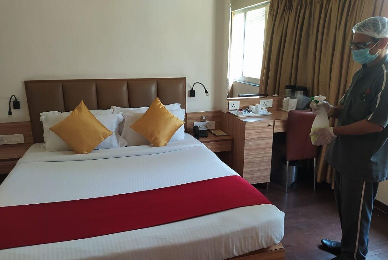 Hotel Plaza Mumbai Exterior photo