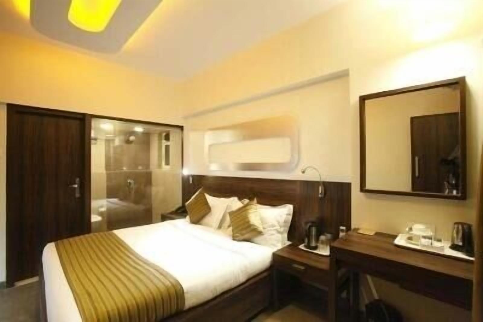 Hotel Plaza Mumbai Exterior photo