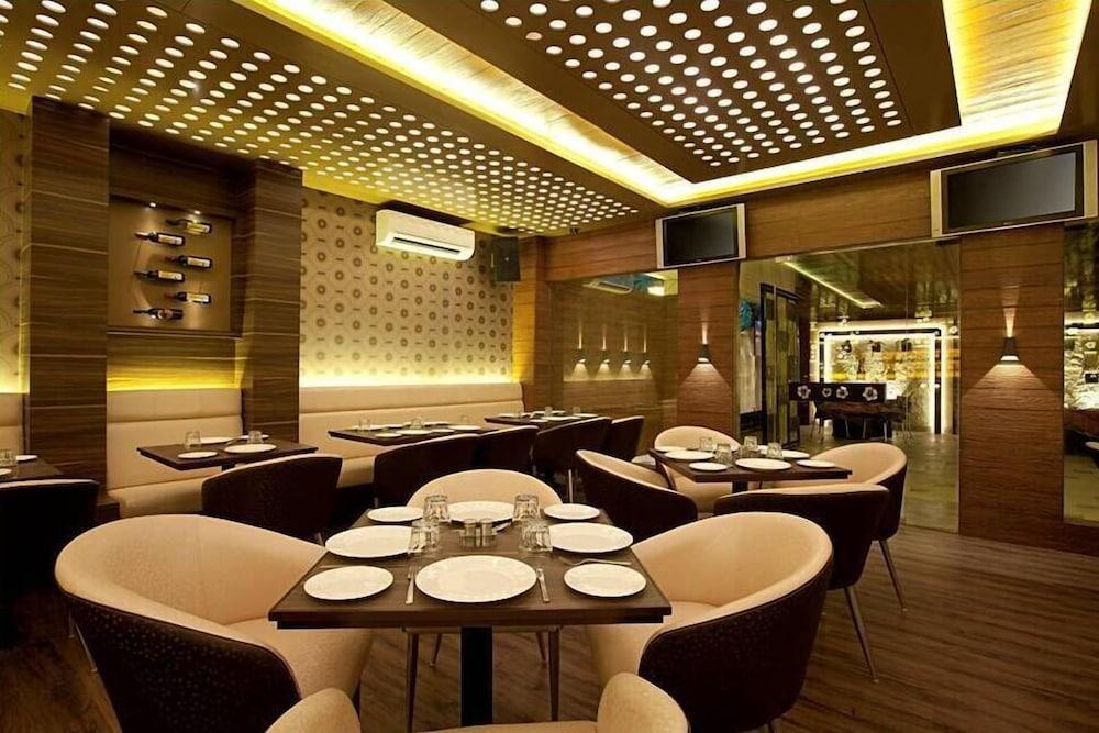 Hotel Plaza Mumbai Exterior photo