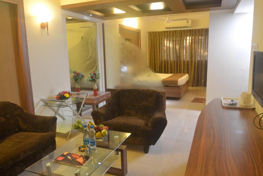 Hotel Plaza Mumbai Exterior photo