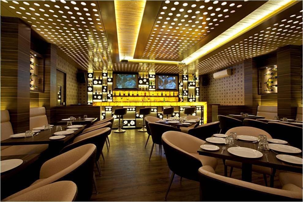 Hotel Plaza Mumbai Exterior photo