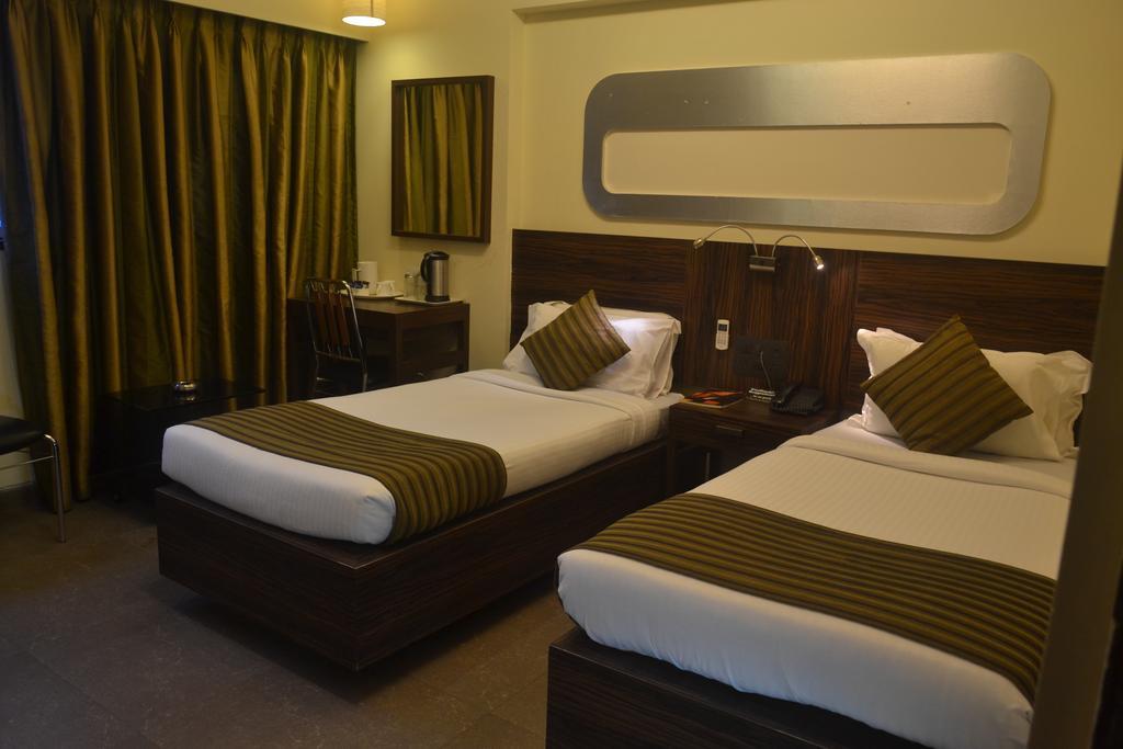 Hotel Plaza Mumbai Exterior photo